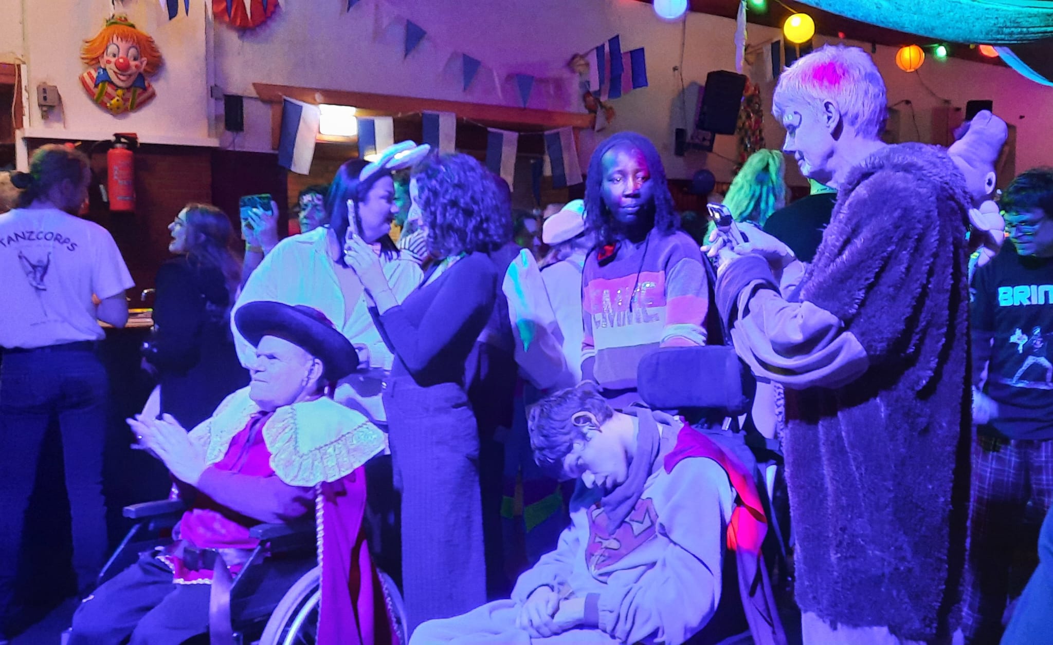 Mehr über den Artikel erfahren Schunkeln, Singen, Gemeinschaft erleben